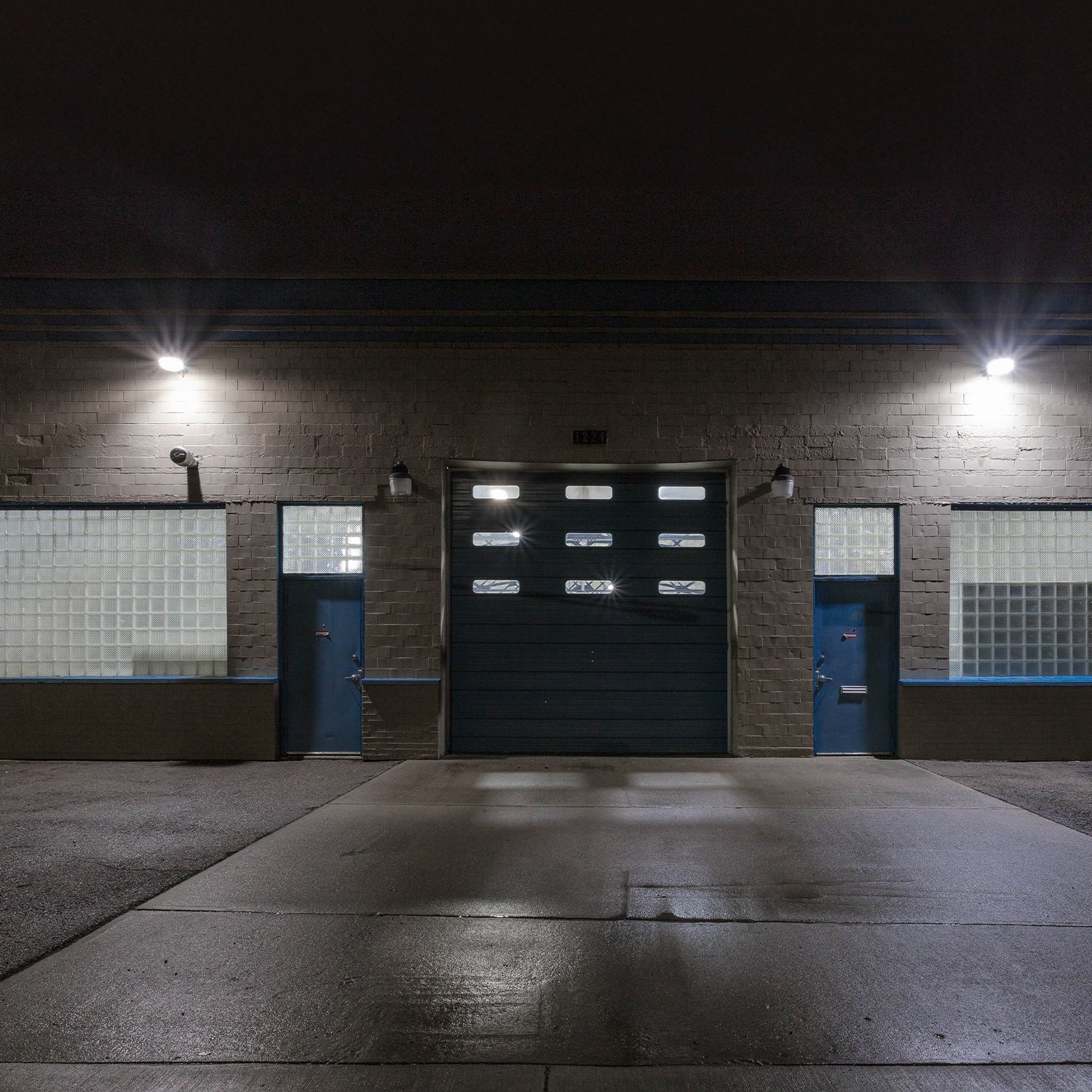 Silver Gray LED Barn Light, 80W/64W/48W/32W, Dusk to Dawn Photocell, Selectable Wattage & CCT, 12000 Lumens