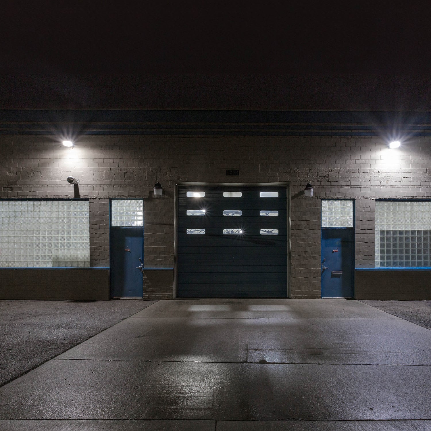 Dark Bronze LED Barn Light, 80W/64W/48W/32W, Dusk to Dawn Photocell, Selectable Wattage & CCT, 12000 Lumens