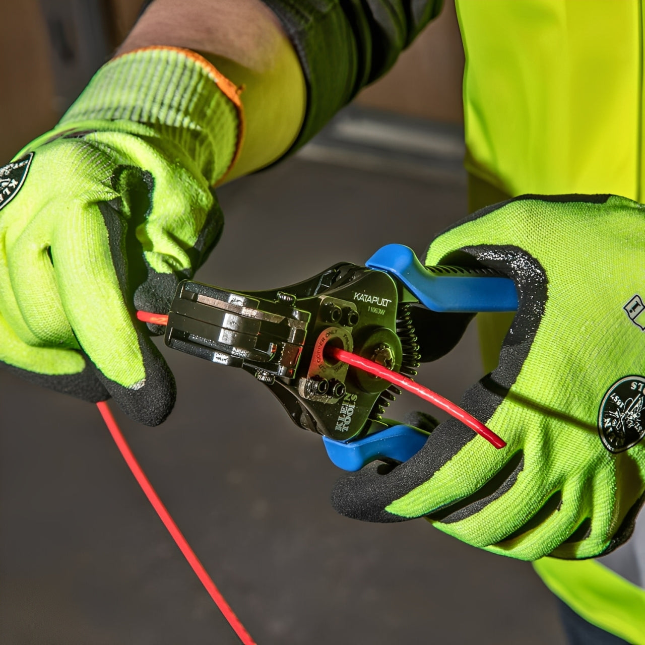 This Klein Tools 11063W Wire Cutter has a blue and black handle color, 6.594'' (16.8 cm) in length, and weighs 12 oz (340 g).